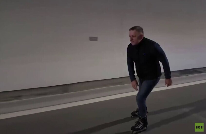 سلوفاكيا.. رئيس الوزراء روبرت فيتسو يتزلج على عجلات عبر النفق