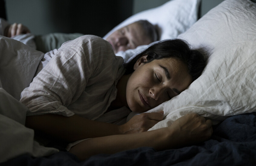 هل ينهي "النوم الإسكندنافي" صراعات الزوجين الليلية؟!