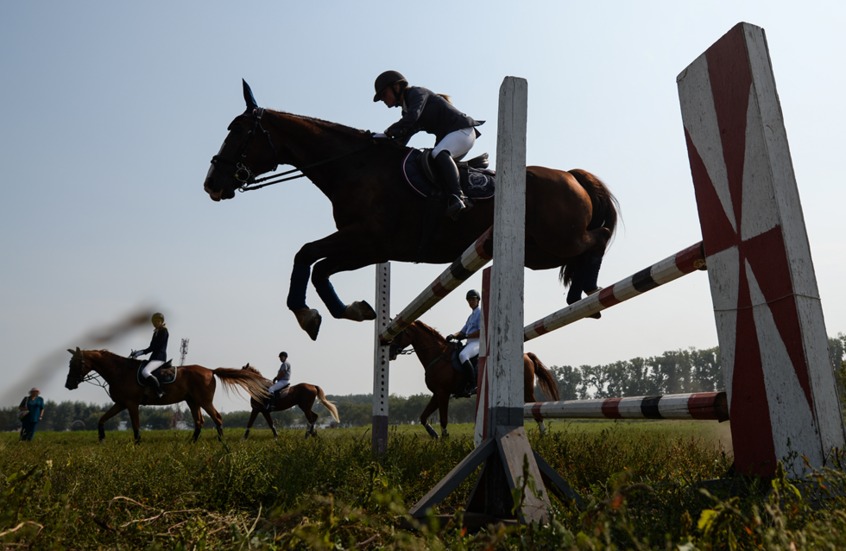 الاتحاد الدولي للفروسية يعيد العلم والنشيد الروسي لمنافسات الناشئين