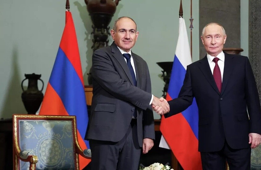 بوتين وباشينيان يجريان محادثات في متحف الإرميتاج ويتبادلان الرأي حول السلام في القوقاز