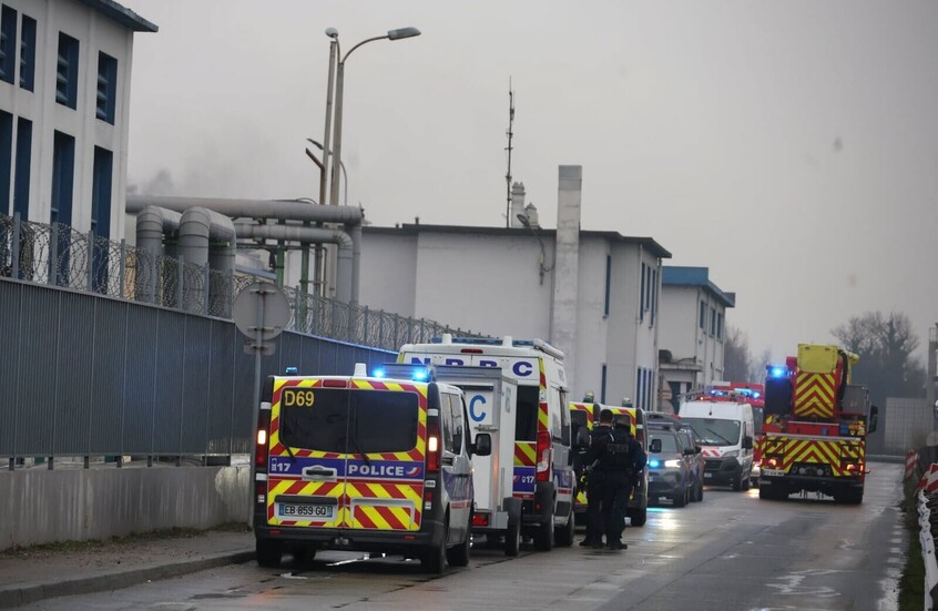 البحث عن ضحية خامسة.. إصابة 4 أشخاص في انفجار بمصنع كيماويات في فرنسا مصنف "سيفيسو" (صور + فيديو)