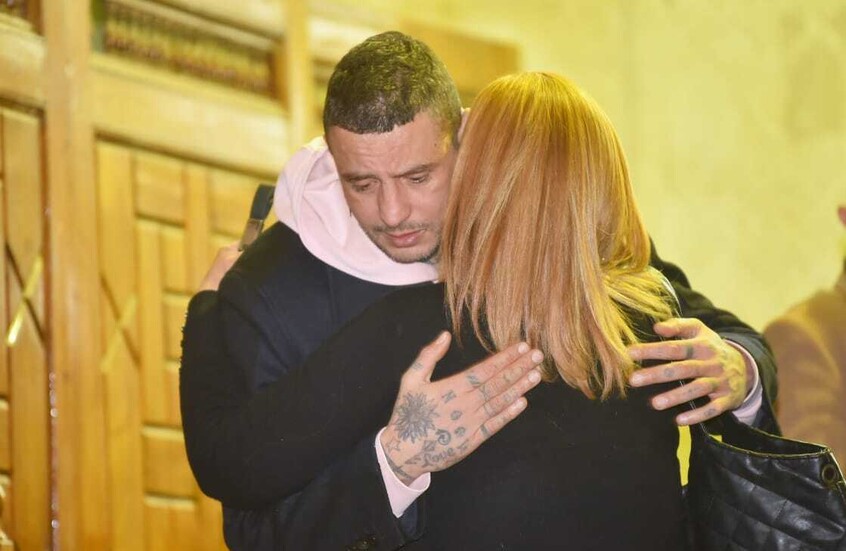 لحظة غضب عفوية.. انفعال أحمد الفيشاوي في عزاء والدته