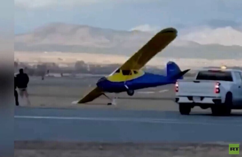 الولايات المتحدة.. رياح عاتية تقلب طائرة صغيرة في مدينة هيلينا