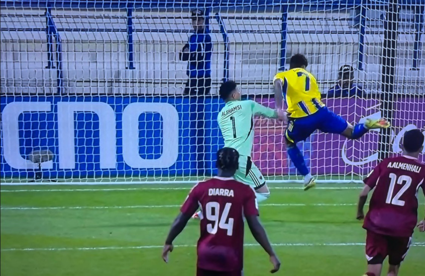 فيديو.. تدخل غير مألوف لحارس الوحد الإماراتي يسفر عن ركلة جزاء وبطاقة حمراء (فيديو)