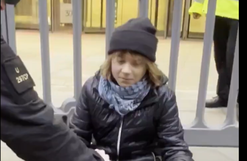 اعتقال غريتا ثونبرغ في لندن خلال مظاهرة مؤيدة لفلسطين