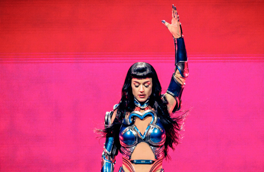 جندي أمريكي سابق يرتكب جريمة ويقول: الفنانة كاتي بيري تتحكم بي وأمرتني بذلك!