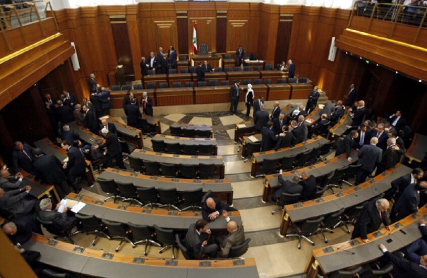 "الأمير السعودي المزيف أبو عمر" و"الإصبع الوسطى".. جدل في البرلمان اللبناني