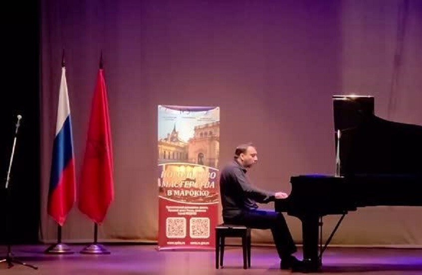 عازف بيانو روسي ينقل سحر موسيقى تشايكوفسكي إلى المغرب
