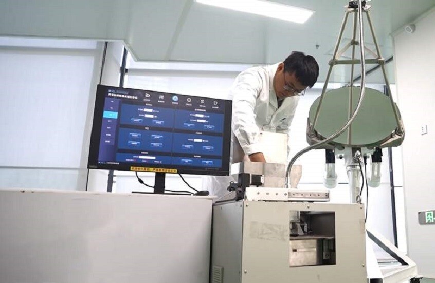 العلماء الروس يكتشفون آثار غازات بركانية في تربة القمر عبر جسيم مغنيتيت مجهري