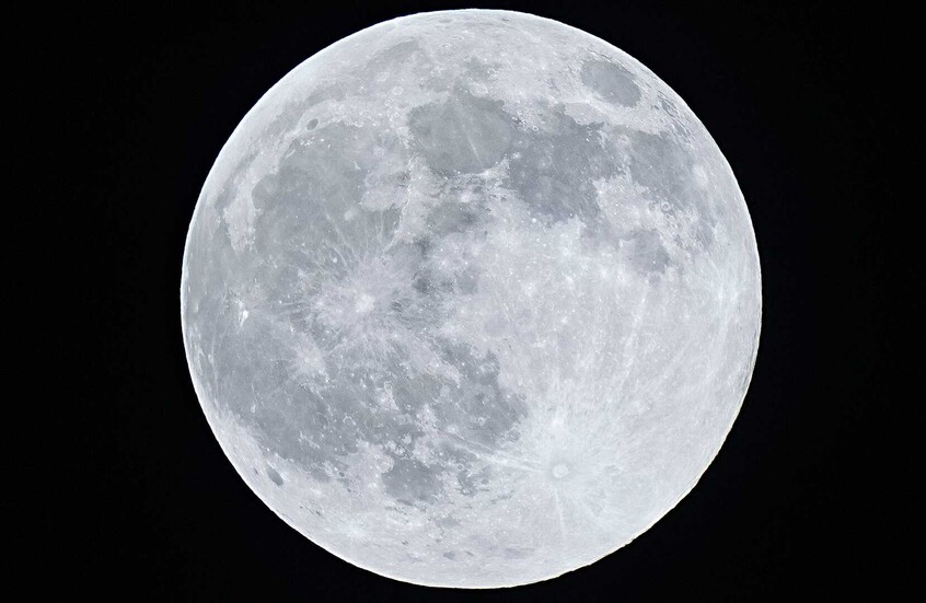 "روس كوسموس" تخطط لبناء محطة لتوليد الطاقة على القمر بحلول عام 2036