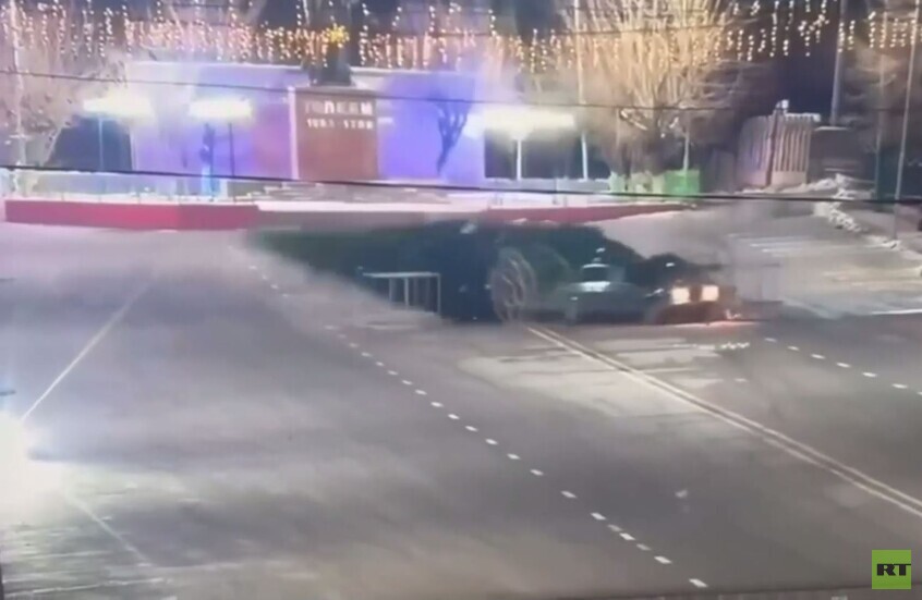 كازاخستان.. سيارة تطيح بشجرة عيد الميلاد الرئيسية في مدينة سارياغاش