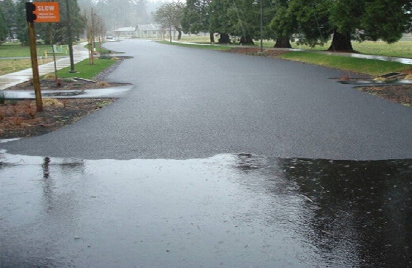 تجربة جديدة: الأسفلت المدعوم بالطحالب يقاوم الحفر ويقلل الانبعاثات الكربونية