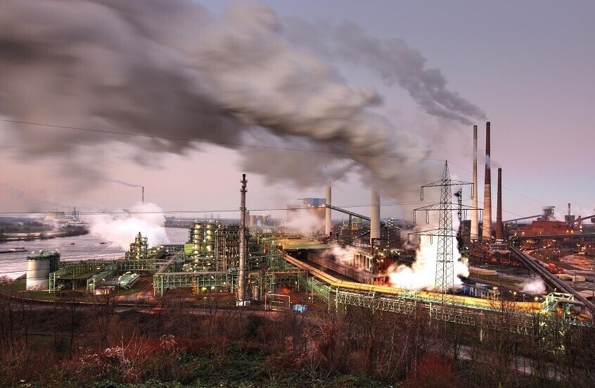 ملوثات شائعة في الهواء تُسرّع ترقق مناطق حساسة في دماغ المراهقين