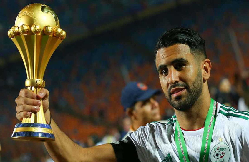 صحفي يفاجئ محرز بسبب أصول والدته المغربية.. شاهد كيف رد النجم الجزائري (فيديو)