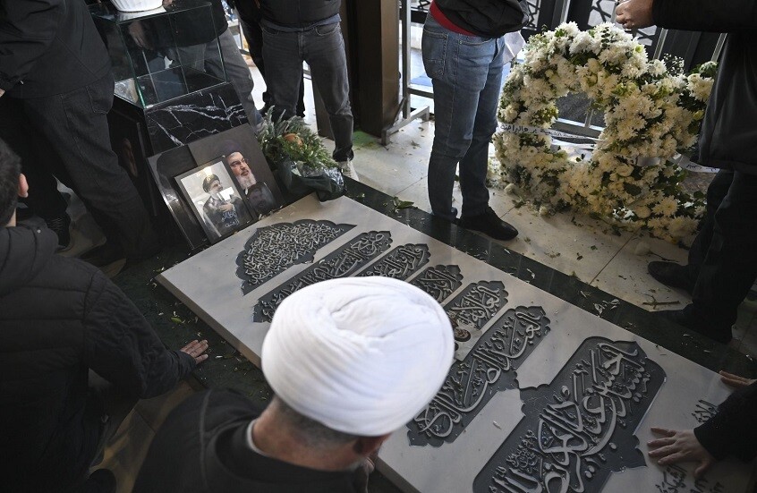 صحفي إسرائيلي يزور ضريح نصر الله في ضاحية بيروت الجنوبية ويلتقط صورا!