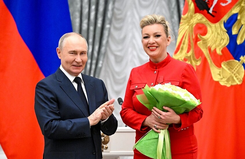 زاخاروفا تنشر صورة لهدية بوتين لها