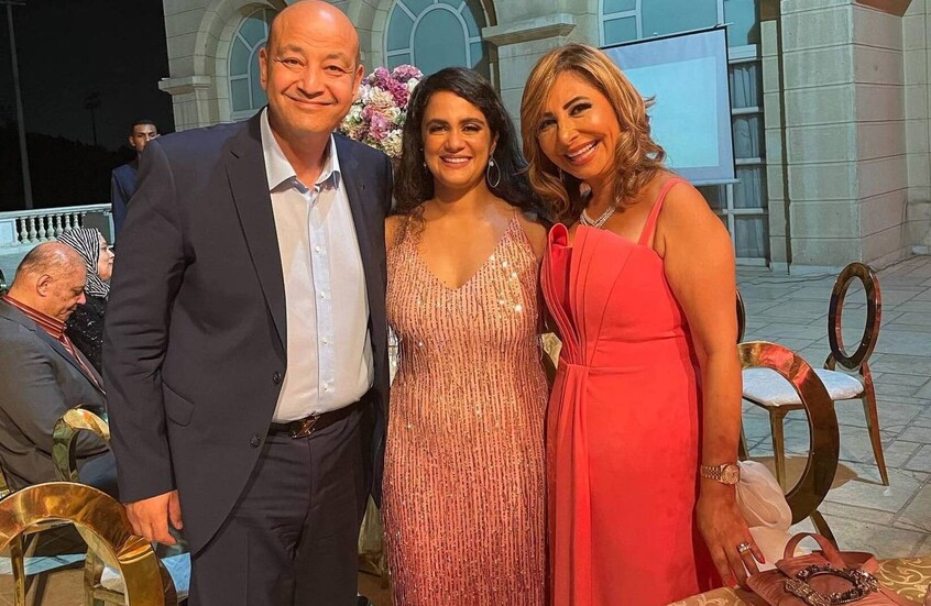 "عمرو أديب تزوج 3 مرات ويستعد للرابعة".. صحفي مصري يكشف أسرارا هامة عن حياة أشهر إعلامي بمصر