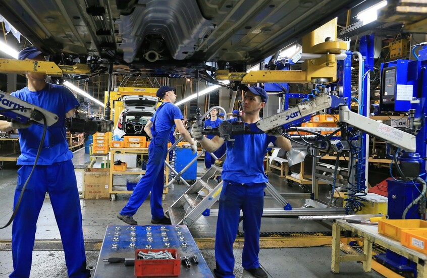 روسيا تخطط بحلول منتصف 2026 لإعادة تشغيل جميع مصانع السيارات التي تخلف عنها الأجانب