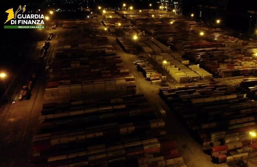 إيطاليا تصادر شحنة كوكايين هائلة مخبأة في أكياس فول سوداني