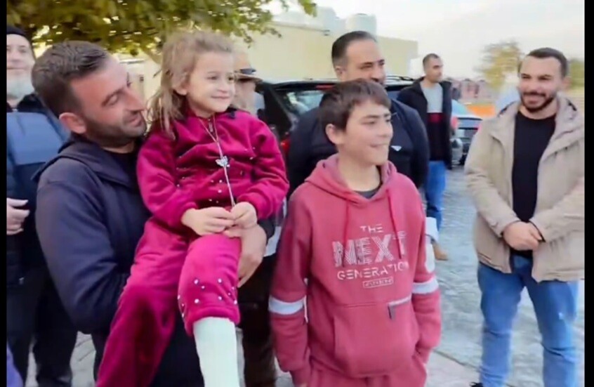 خطفت القلوب ببراءتها.. صانع محتوى سعودي يهدي الطفلة إيلين وعائلتها سيارة فارهة (فيديو)