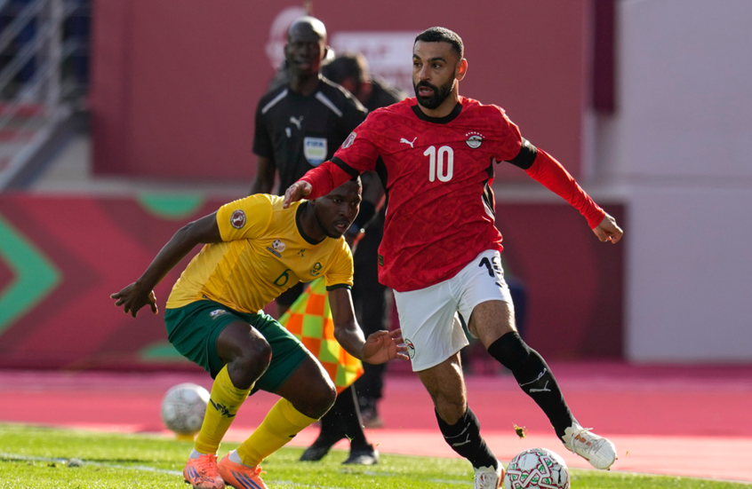 صلاح يهدي مصر "المنقوصة" فوزا شاقا على جنوب إفريقيا وتأهلا مبكرا إلى ثمن نهائي كأس إفريقيا (فيديو)