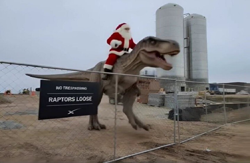 ماسك ينشر مقطع فيديو يظهر "سانتا كلوز يمتطي ديناصورا"