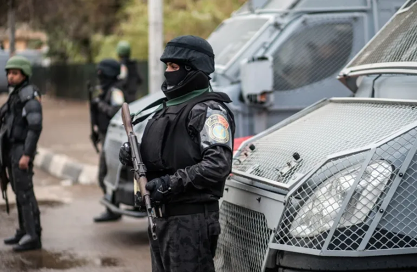 شقيق رئيس مصري سابق يشكو للشرطة مالك عقار بمنطقة المهندسين أتلف باب شقته وحاول طرده منها