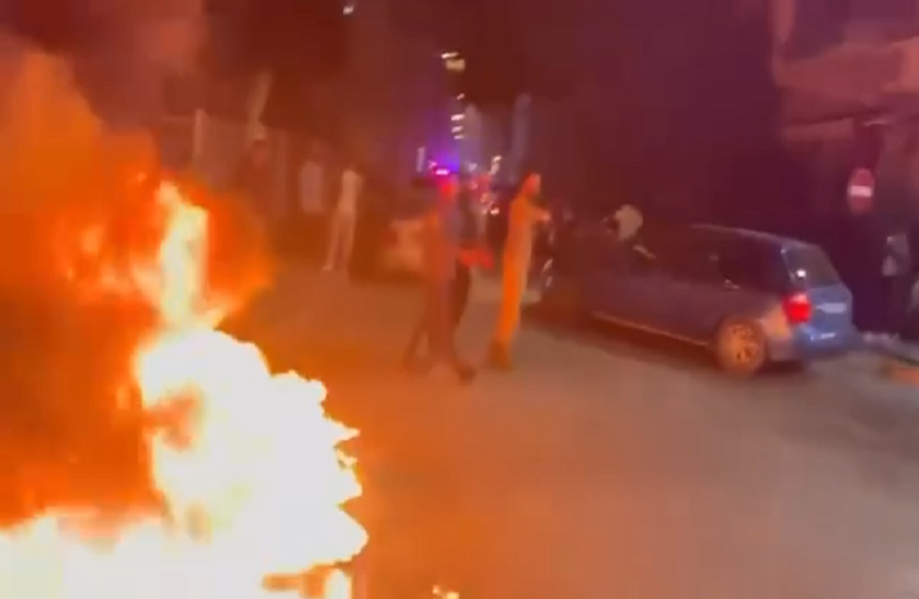 ليبيا.. تصاعد أعمدة الدخان وألسنة اللهب في شوارع طرابلس مع غلق طرق حيوية احتجاجا على الأوضاع العامة