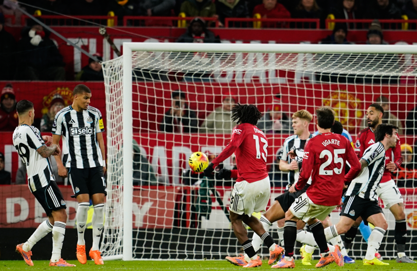 مانشستر يونايتد يتجاوز عقبة نيوكاسل بنجاح في الدوري الإنجليزي