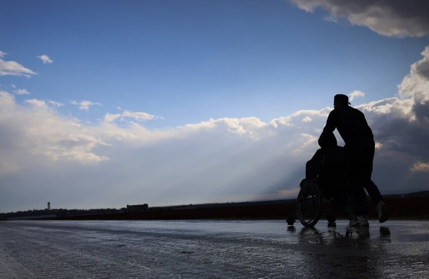 رحلة استمرت أياما.. سوري كفيف ومبتور الساقين يفي بقسمه بالعودة لبلدته على كرسي متحرك ـ صور+ فيديو