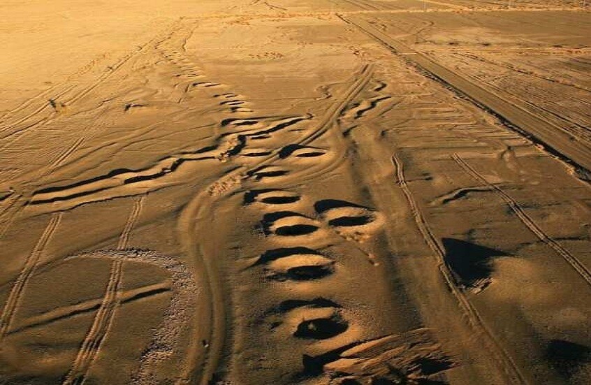 الصحراء الإيرانية.. حفر غامضة ونيران لا تنطفئ تكشف أسرار الأرض (صور)