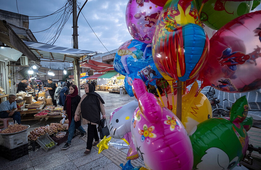 إغلاق جزئي لمحال في بازار طهران وسط قلق متصاعد من تراجع قيمة العملة