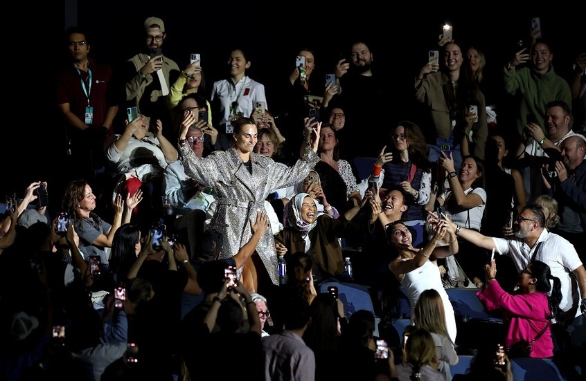 شاهد.. كيريوس "المشاكس" يحرج النجمة سابالينكا في "معركة الجنسين"