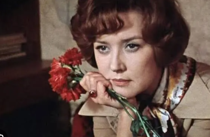 روسيا تودع بطلة "موسكو لا تؤمن بالدموع"