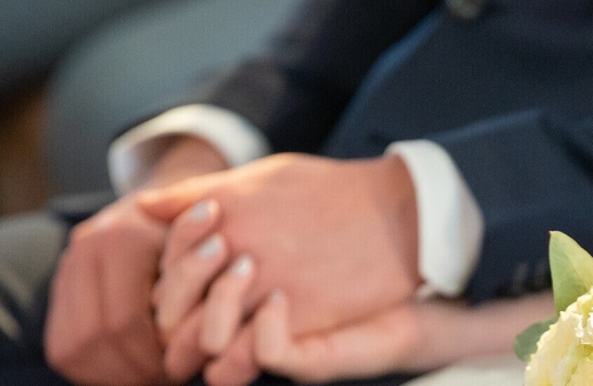 عمرو أديب تفاعل معه بالتصفيق.. مطرب مصري شهير عمره 43 عاما يكشف كم مرة تزوج (فيديو)