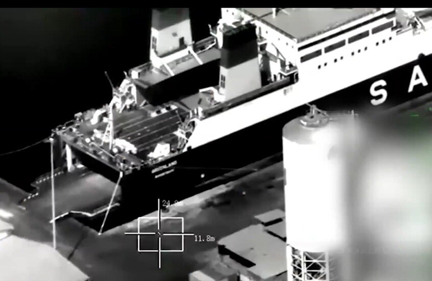 شاهد.. التحالف العربي ينشر فيديو يوثق وصول سفينتين محملتين بالأسلحة من الإمارات إلى ميناء المكلا