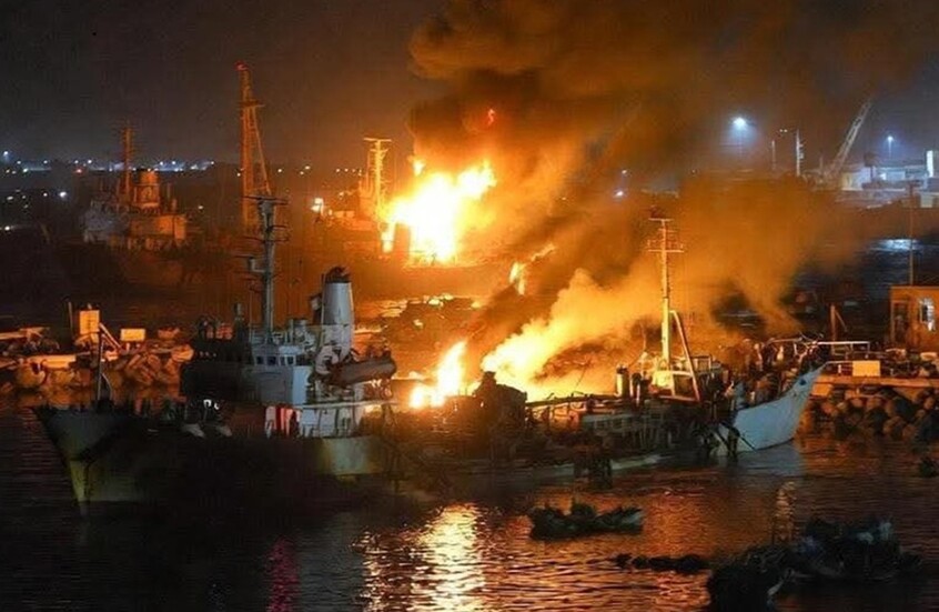 مشاهد لاحتراق العتاد والأسلحة في ميناء المكلا