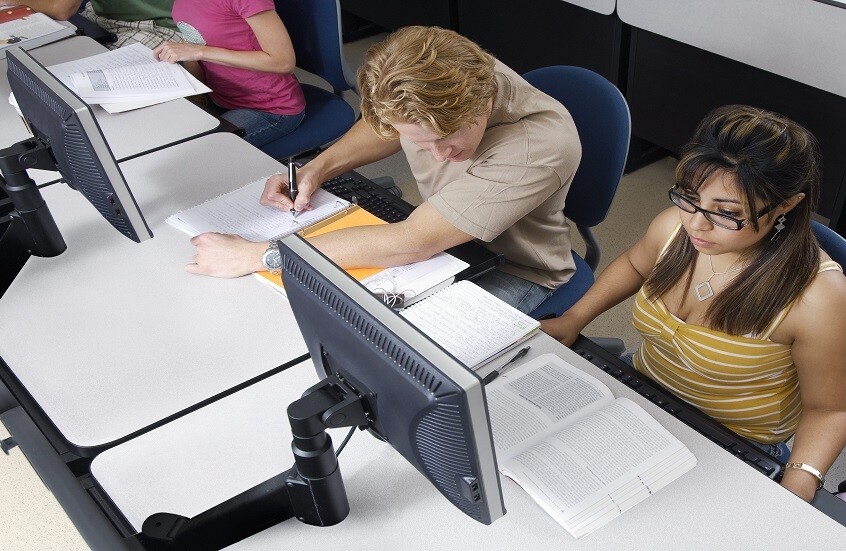 جفاف العين وفقدان مؤقت للبصر.. كيف تحمي عينيك عند استخدام الشاشات