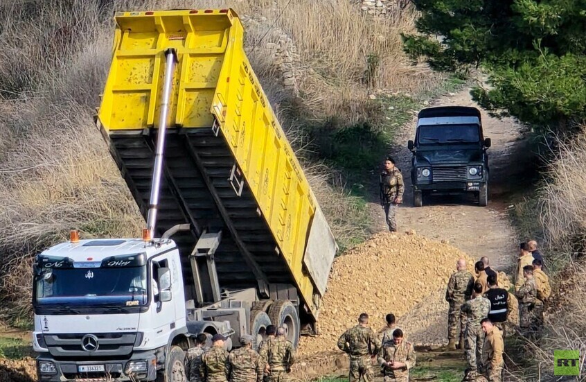 الجيش اللبناني يتسلم دفعة من سلاح حركة فتح في مخيم عين الحلوة