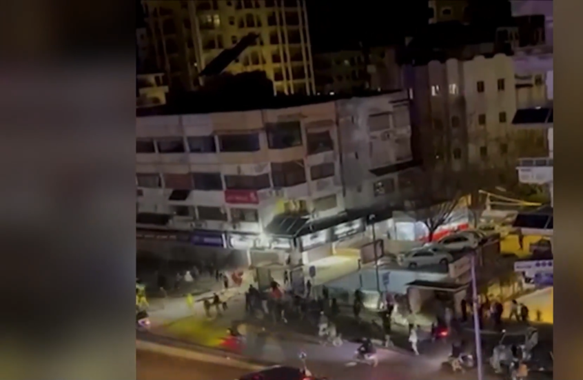 سوريا.. مجهولون يهاجمون أحياء العلويين في اللاذقية بعد يوم من تفريق مظاهراتهم