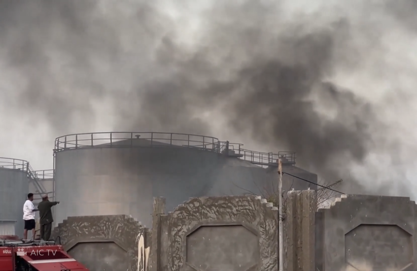 اليمن.. تصاعد أعمدة الدخان في ميناء المكلا بعد قصف التحالف العربي