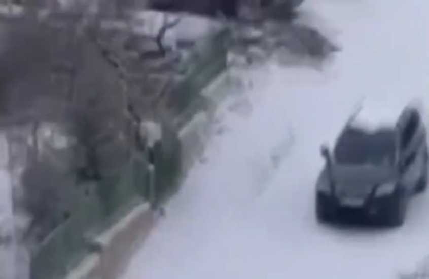 "بولينغ" السيارات.. الثلوج تتسبب بانزلاق وتصادم وانقلاب في آن واحد بتركيا