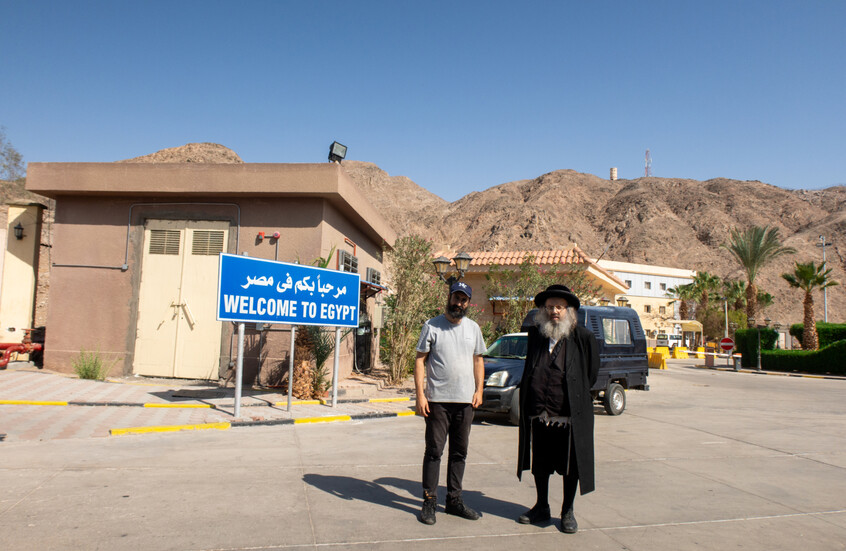 "بهويات مزيفة".. إسرائيل ترسل مصورا وحاخاما سرا إلى مصر للتنقيب على قبور اليهود المصريين (صور)