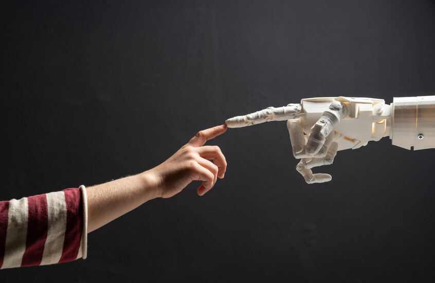 الصين تطور جلدا إلكترونيا عصبيا يسمح للروبوتات الشبيهة بالبشر باستشعار الألم والتفاعل معه!