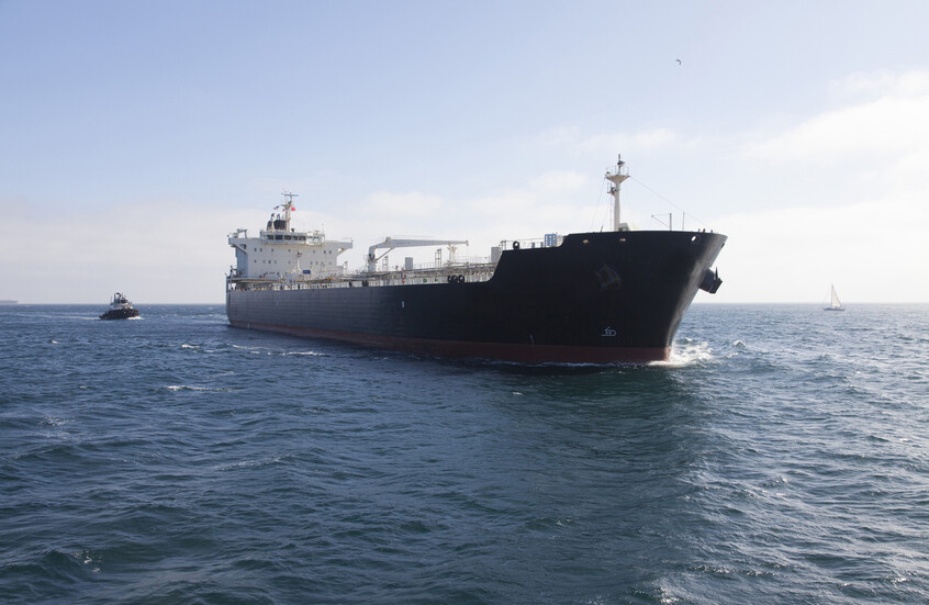 ناقلة ترفع العلم الروسي للهرب.. اختبار القوة والقانون والسياسية في مطاردة ناقلة "بيلا 1"