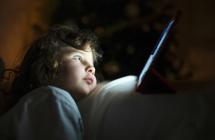 نضج متسارع ثم تباطؤ.. بحث يكشف التأثير العميق للشاشات على تطور أدمغة الرضع