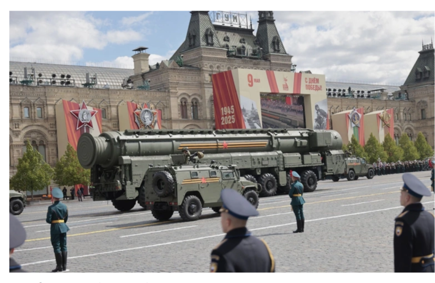 "نيويورك تايمز": ترامب يصف روسيا بـ"التي لا تقهر" بعد مشاهدة عرض النصر في موسكو مايو الماضي