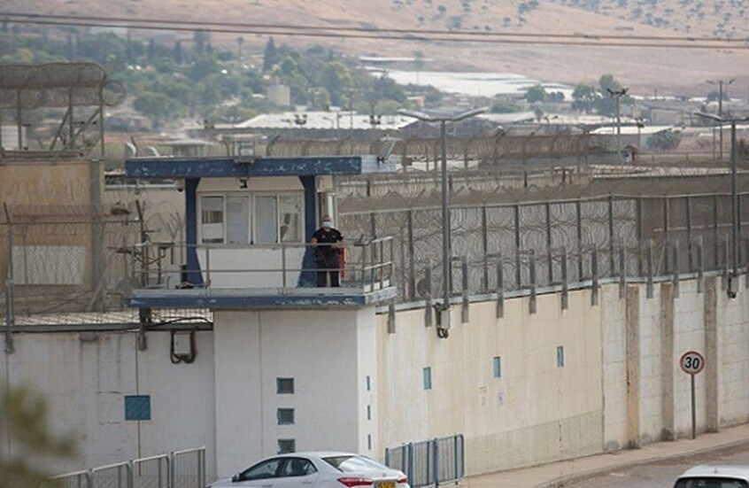 تقارير إسرائيلية: أسرى فلسطينيون حرموا من مياه الشرب في السجون كـ"عقاب جماعي" خلال الحرب
