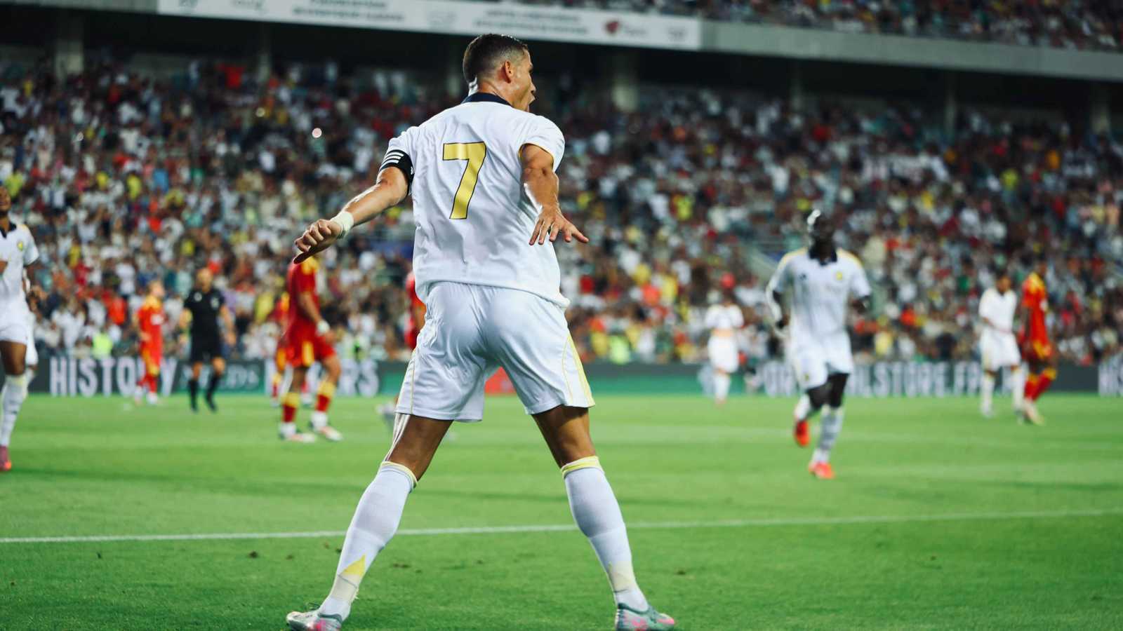 موقف طريف بين رونالدو وماني يشعل مواقع التواصل (فيديو)