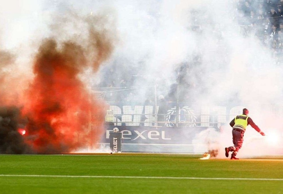 احتراق أرضية ملعب والمرمى بسبب جماهير غاضبة (فيديو)